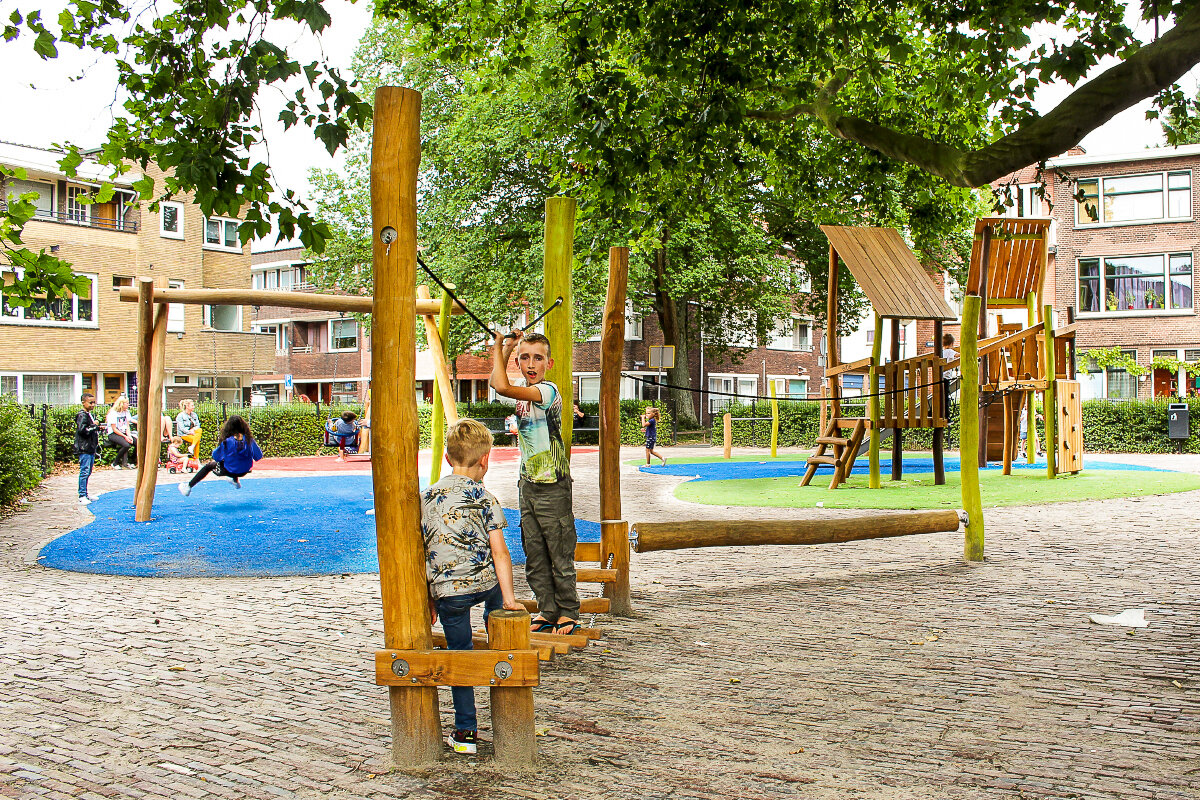 Spielplätze für Wohnanlagen – zwei Jungen auf einem Balancepfad von eibe.