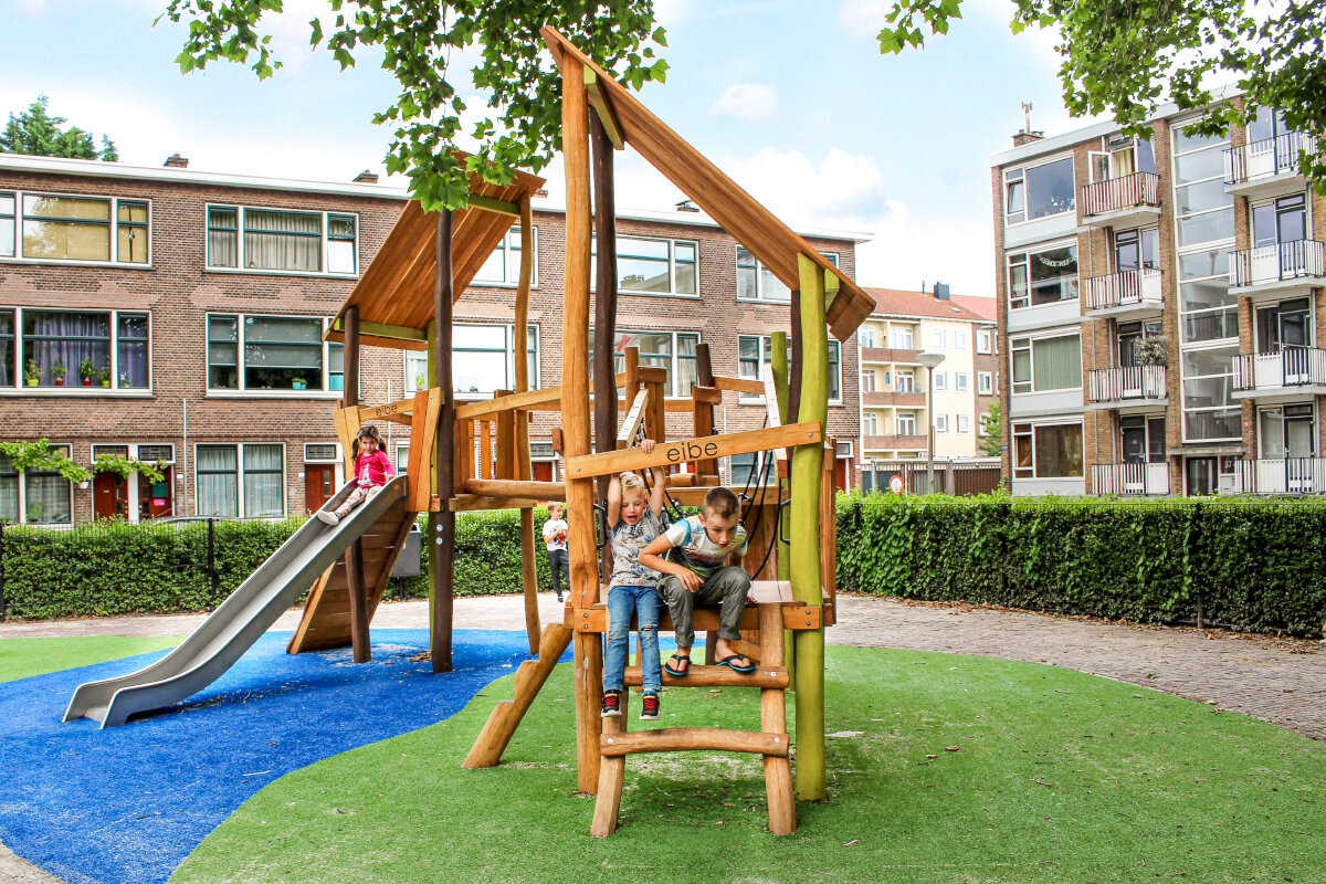 Öffentliche Spielanlagen – Kinder spielen auf eibe Spielanlage in einer Wohnsiedlung. 