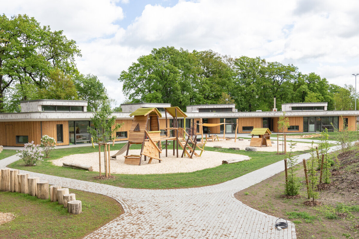 Spielplatz-Architektur mit eibe – eibe Spielanlage, integriert in eine Ferienanlage. 