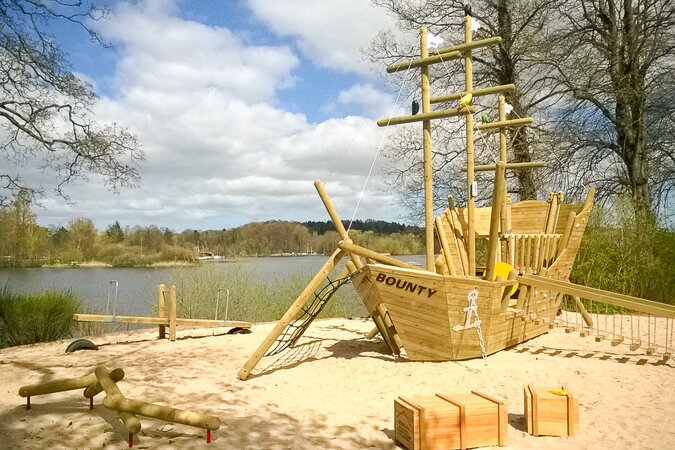 Spielanlagen für Freizeitparks und Zoos – Spielanlage von eibe in Form eines Schiffes.