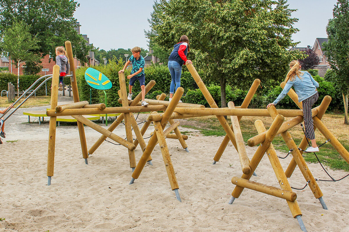 Schulhofplanung – Kinder und Jugendliche klettern in eibe Spielgeräten auf ihrem Schulhof.
